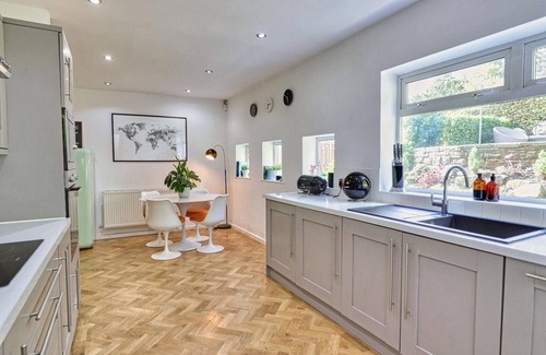 Leeds House | Detached modern, stylish house