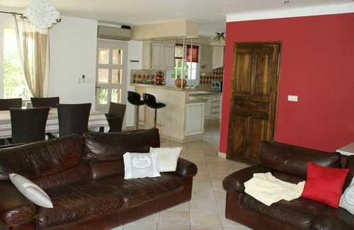 Reillanne Villa | Detached villa with enclosed beautiful garden and private pool, 1km from Céreste