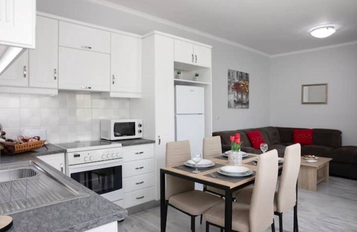 Zipari House | Detatched House - 1km From the Beach