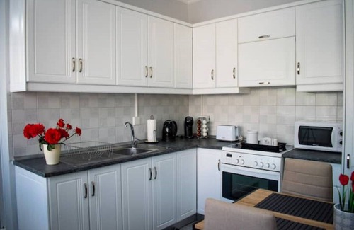 Zipari House | Detatched House - 1km From the Beach