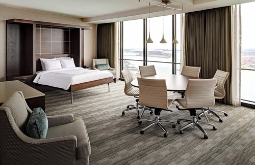 Downtown Detroit Hotel | Detroit Marriott at the Renaissance Center