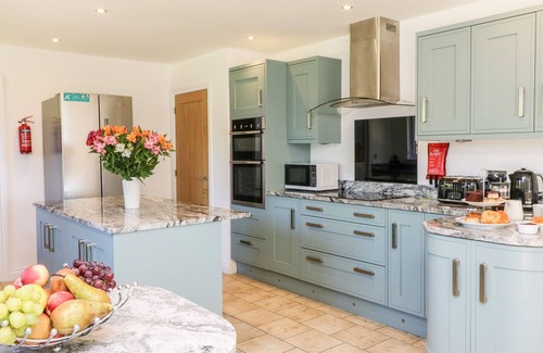 Bradworthy Cottage | DEVON HOUSE, family friendly, with hot tub in Bradworthy