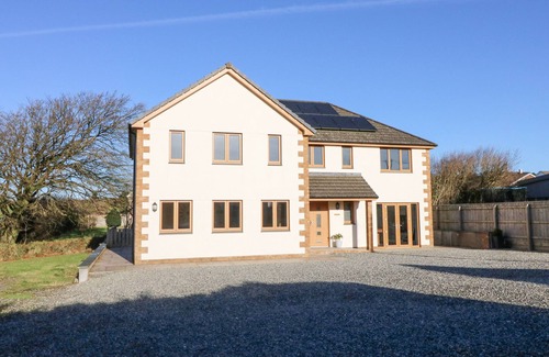Bradworthy Cottage | DEVON HOUSE, family friendly, with hot tub in Bradworthy