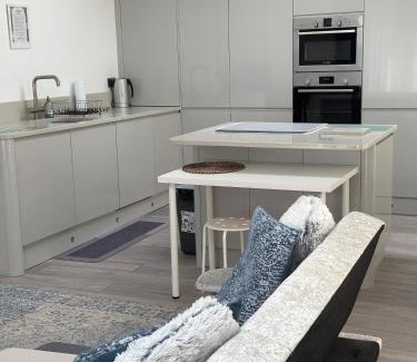 Preston Apartment | Devonshire - 1 Bedroom Apartment with Full Amenities