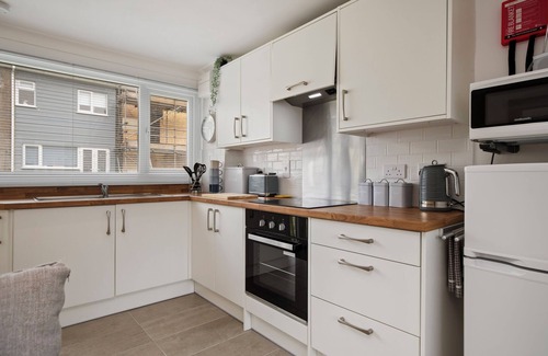 Pembroke Ski Chalet | Dewis Da - Short walk from beach, parking