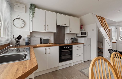 Pembroke Ski Chalet | Dewis Da - Short walk from beach, parking