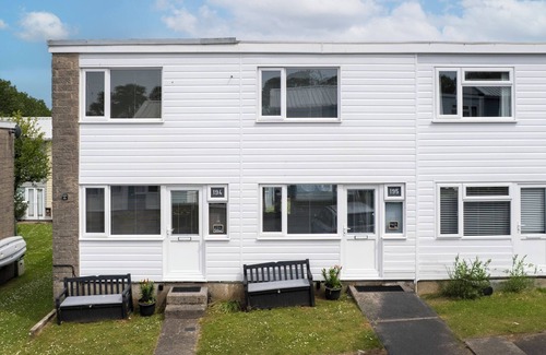 Pembroke Ski Chalet | Dewis Da - Short walk from beach, parking