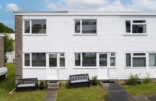 Pembroke Ski Chalet | Dewis Da - Short walk from beach parking