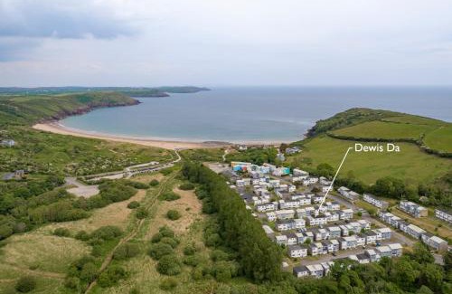 Pembroke Ski Chalet | Dewis Da - Short walk from beach parking