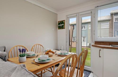 Pembroke Ski Chalet | Dewis Da - Short walk from beach parking