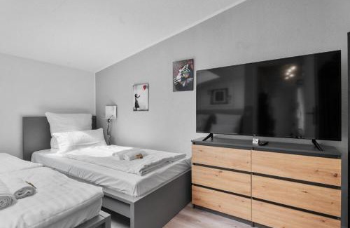 Ruhrort Apartment | DG - Einfach aber sehr komfortabel - Wohnung für bis zu 12 Personen - Gruppen, Messe, Monteure, Studenten - Voll ausgestattet - 3 Smart-TV 55 Zoll Netflix, 1000 Mbit WLAN, voll ausgestattete Küche