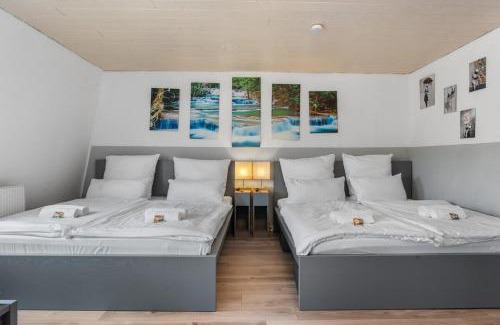 Ruhrort Apartment | DG - Einfach aber sehr komfortabel - Wohnung für bis zu 12 Personen - Gruppen, Messe, Monteure, Studenten - Voll ausgestattet - 3 Smart-TV 55 Zoll Netflix, 1000 Mbit WLAN, voll ausgestattete Küche