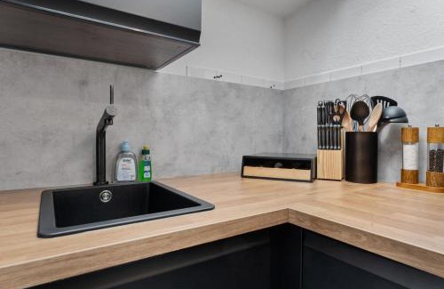 Ruhrort Apartment | DG - Einfach aber sehr komfortabel - Wohnung für bis zu 12 Personen - Gruppen, Messe, Monteure, Studenten - Voll ausgestattet - 3 Smart-TV 55 Zoll Netflix, 1000 Mbit WLAN, voll ausgestattete Küche