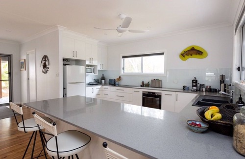 Depot Beach House | Dharraani House a Depot Beach Classic across the road from the beach