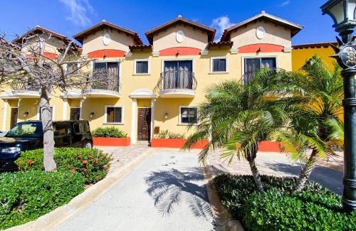 Gold Coast House | Diamante 72 Townhome in Goldcoast 2 Bedrooms 3 Bath 3 Community pools