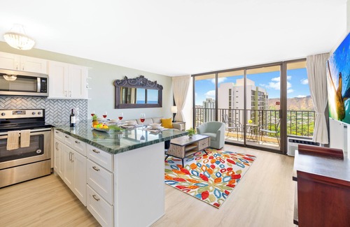 Waikiki Apartment | Diamond Head and Ocean views with King Bed and Parking