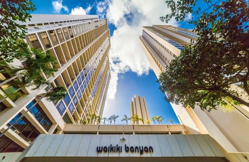Waikiki Apartment | Diamond Head and Ocean views with King Bed and Parking