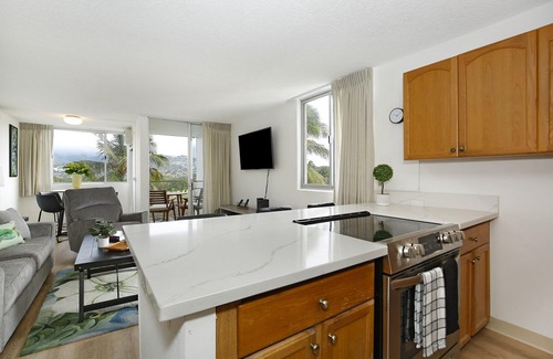 Waikiki Condo | Diamond Head View Renovated Corner Unit, AC, W/D, FREE Wi-Fi & Parking!