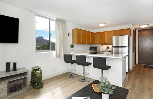 Waikiki Condo | Diamond Head View Renovated Corner Unit, AC, W/D, FREE Wi-Fi & Parking!