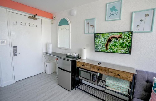 Waikiki Apartment | Diamond, Ocean, and Canal view Affordable Family House7person