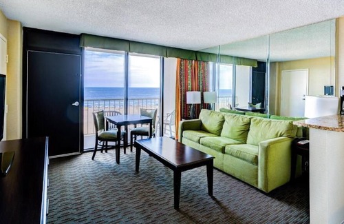 Northeast Virginia Beach Villa | Diamond Resorts Beach Quarters Resort - Studio Accessible Roll in Shower