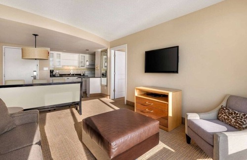 Northeast Virginia Beach Villa | Diamond Resorts Ocean Beach Club - 2 BDR Suite - City View