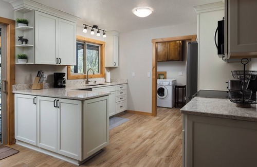 Southwest Bend House | Diamond Retreat in Bend – 2 BDR in Quiet Neighborhood, Close to Downtown!