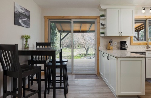 Southwest Bend House | Diamond Retreat in Bend – 2 BDR in Quiet Neighborhood, Close to Downtown!