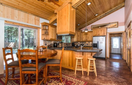 La Pine Cabin | DiamondStone Lodge 5 BR Vacation Rental, great for small groups