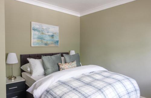 Crawley House | Dickens House- Modern & Elegant 3BR close to Gatwick
