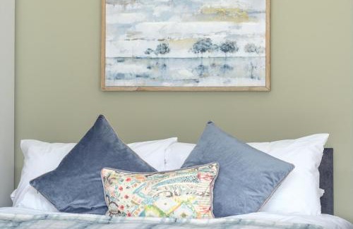 Crawley House | Dickens Suite- Cozy Suite 15min close to Gatwick