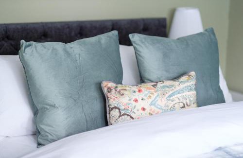Crawley House | Dickens Suite- Cozy Suite 15min close to Gatwick