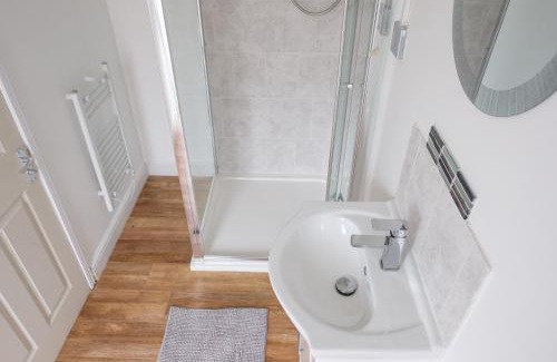 Crawley House | Dickens Suite- Cozy Suite 15min close to Gatwick