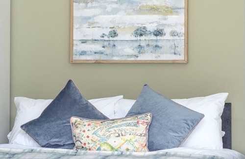Crawley House | Dickens Suite