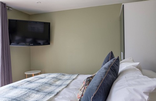 Crawley House | Dickens Suite