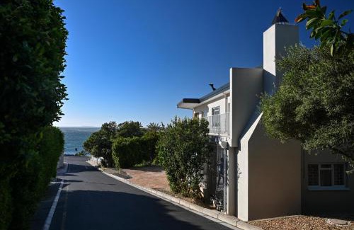 Gordons Bay Central House | Die Badhuis, for Fabulous living! Sleeps 4, Private pool