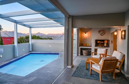 Gordons Bay Central House | Die Badhuis, for Fabulous living! Sleeps 4, Private pool