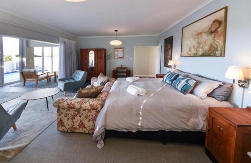 Gordons Bay Central House | Die Badhuis, for Fabulous living! Sleeps 4, Private pool