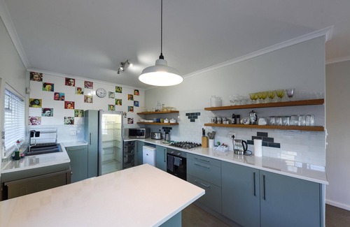 Gordons Bay Central House | Die Badhuis, Gordons Bay
