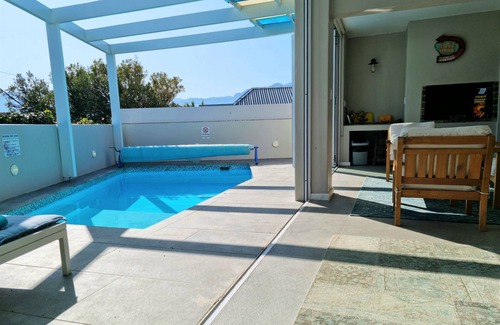 Gordons Bay Central House | Die Badhuis, Gordons Bay