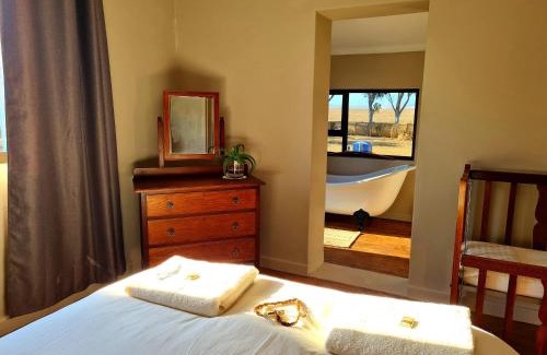 Overberg District Municipality House | Die Blouhuis Farmhouse Retreat with a hot tub