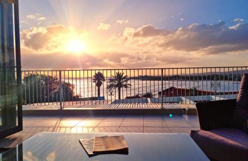 Gordons Bay Central House | 'Die Braaihuis'- sleeps 6, Large Veranda, Sea Views, Central and Fabulous!