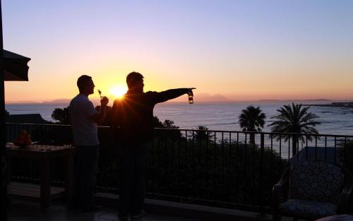 Gordons Bay Central House | 'Die Braaihuis'- sleeps 6, Large Veranda, Sea Views, Central and Fabulous!
