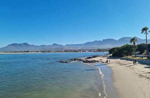 Gordons Bay Central House | 'Die Braaihuis'- sleeps 6, Large Veranda, Sea Views, Central and Fabulous!