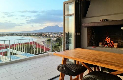 Gordons Bay Central House | 'Die Braaihuis'- sleeps 6, Large Veranda, Sea Views, Central and Fabulous!