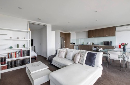 Melbourne Apartment | Digital Nomad Dreaming across from Albert Park