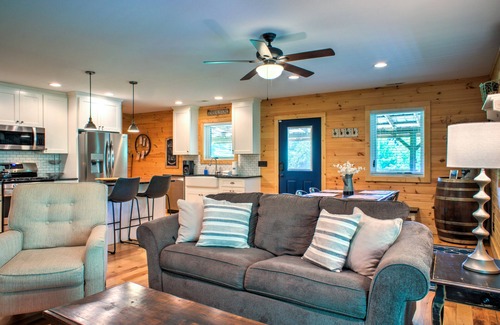 Weaverville Cabin | Dillingham Dacha | Country Charm, Patio & Deck + Biltmore Pass