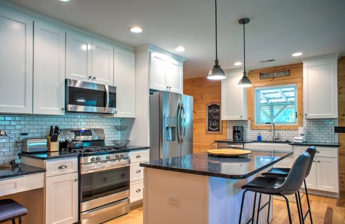 Weaverville Cabin | Dillingham Dacha | Country Charm, Patio & Deck + Biltmore Pass