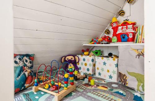 Sentrum House | Dinbnb Apartments I Family Dream in Bergen I Playroom I Private Garden