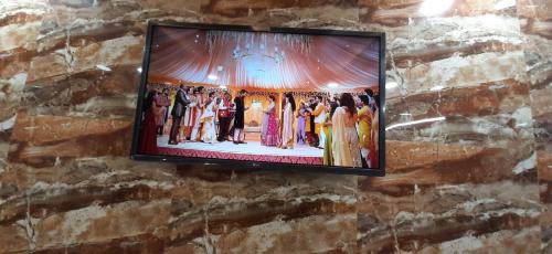 Lajpat Nagar Hotel | Diplomat luxury home stay in private apartment with kitchen, washroom, wifi , Android tv, fridge in cream location of posh south delhi foreiner area of lajpat nagar, safst locality of Delhi for single females